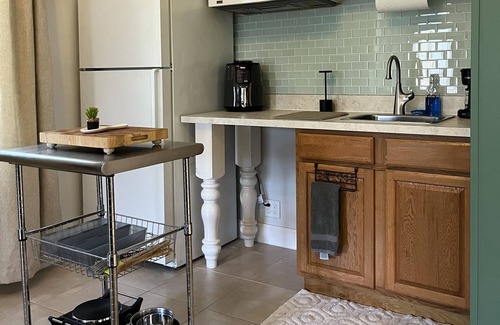 Arlington Apartment | La Casita at Jupiter. Stylish private studio with side yard. Centrally located.