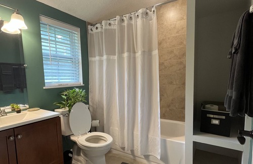 Arlington Apartment | La Casita at Jupiter. Stylish private studio with side yard. Centrally located.