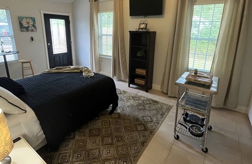 Arlington Apartment | La Casita at Jupiter. Stylish private studio with side yard. Centrally located.