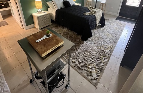 Arlington Apartment | La Casita at Jupiter. Stylish private studio with side yard. Centrally located.