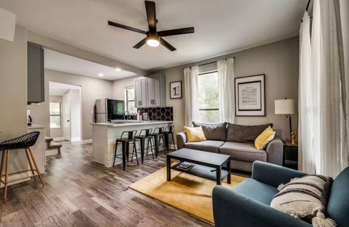 Denton House | La Casita - Cozy Modern Retreat near Downtown Denton TX - Stylish Comfort