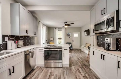 Denton House | La Casita - Cozy Modern Retreat near Downtown Denton TX - Stylish Comfort