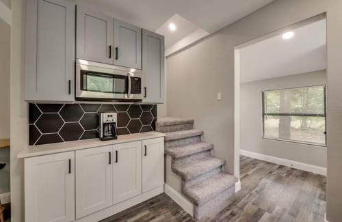 Denton House | La Casita - Cozy Modern Retreat near Downtown Denton TX - Stylish Comfort