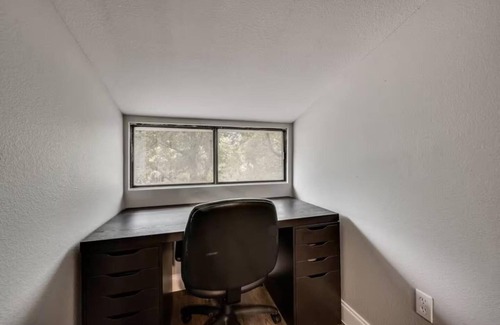 Denton House | La Casita - Cozy Modern Retreat near Downtown Denton TX - Stylish Comfort