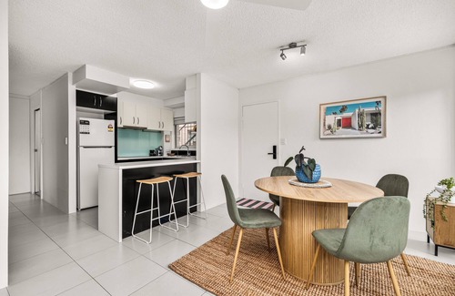 Burleigh Heads Apartment | La Casita De Siesta: 2-Beds, 200m from the Beach