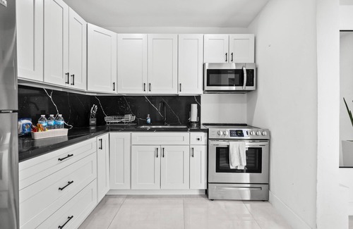 Buena Vista House | La Casita @MÍA Design District 2BR/1BA Free Parking-Private Fence Patio-Hot Tub