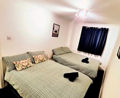 East End Apartment | La Casita, Quarry - 2 bedroom Entire Apartment with Free Parking