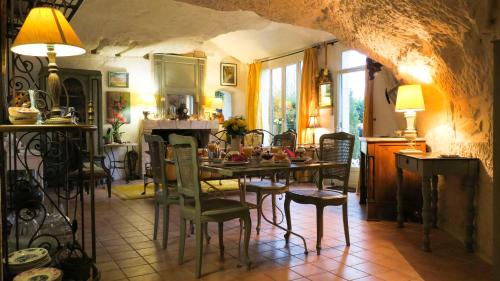 Troo Bed & Breakfast | La cave de l'éperon