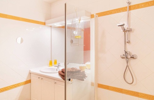 Donzere House | La Chambre Du Mimosa