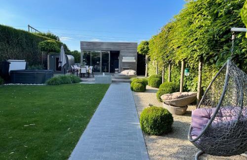 Tournai Bed & Breakfast | La chambre du puits avec 2 jacuzzis , sauna et Hammam privatif