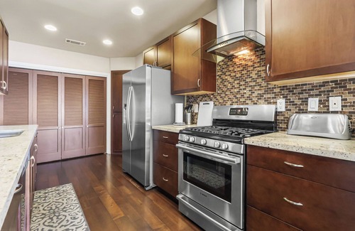 Los Feliz House | LA Chic Stunning Views & Sunsets close to Griffith Park Observatory & Hollywood
