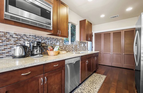 Los Feliz House | LA Chic Stunning Views & Sunsets close to Griffith Park Observatory & Hollywood