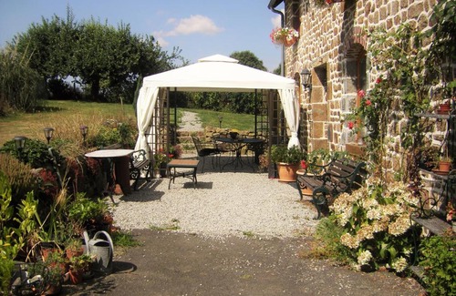 Sainte-Marie-du-Bois Bed & Breakfast | La Cloue