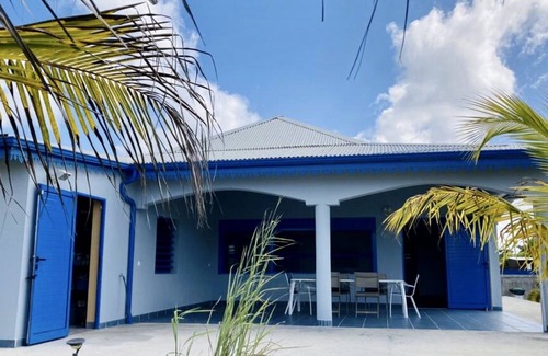 Port-Louis House | La créole bleue, family home 5 minutes from the beach.