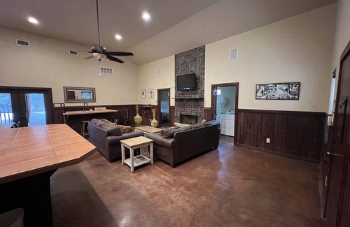 Sabinal House | La Doña Walk to Live Music Hacienda Entrances FREEFrio Access ConcanVIP