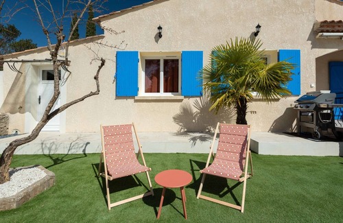 Poulx Villa | La Dolce Villa Farniente under the pines and feet in the water