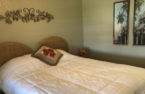 Taylor Creek House | La Dolce Vita On the Lake, (The Good Life) Relax and have fun in Style.