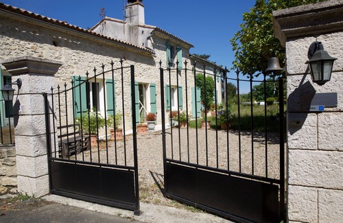 Pondaurat Apartment | La Dorépontaise – Guest rooms in the heart of nature with swimming pool