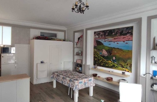 Plougasnou Apartment | La Falaise, Pointe de Primel, Appart à 30m de la Plage Avec Deux Pièces de Vie!