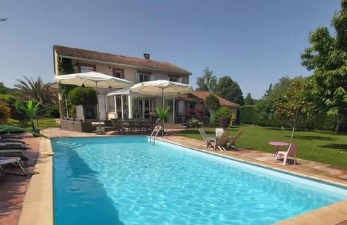 Sainte-Foy-d'Aigrefeuille Villa | La Figueraie Villa au Bord D'un lac