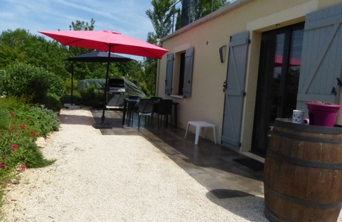 Saint-Julien-de-Lampon Apartment | La Figue: Luxury 4 person apartment with private terrace and large swimming pool + sauna.