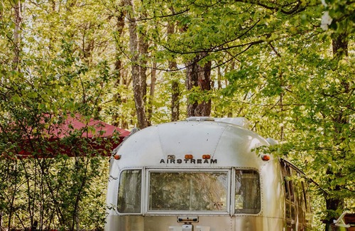 Lac-Brome House | La Fostair, Airstream in the countryside