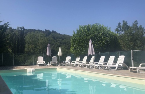 Les Eyzies Cottage | La Petite Maison at Les Girouteaux 3 lovely 4 star Cottages with pool