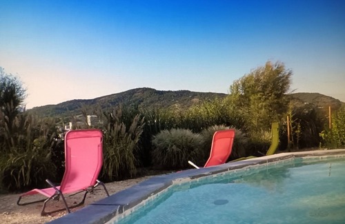Vallon-Pont-d'Arc Cottage | La Gaillarde, charming gîte, close to the river, private parking.