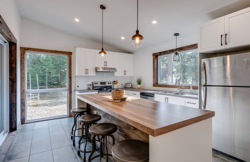 St-Adolphe-d'Howard Ski Chalet | La Grande Ourse : Modern Waterfront w/spa