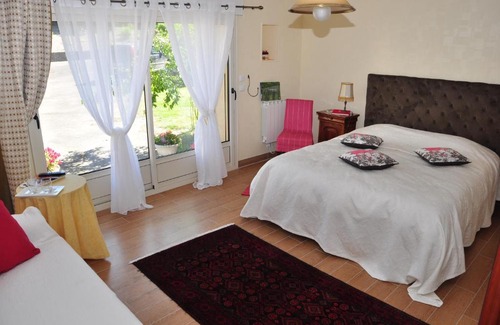 Saint-Georges-Buttavent Bed & Breakfast | La Grande Malardiere