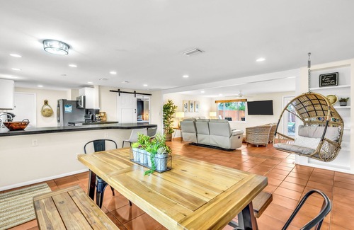 Sarasota House | La Hacienda/heated pool, hot tub, 6 mi to beach