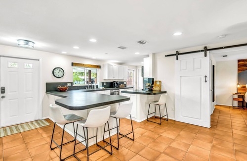 Sarasota House | La Hacienda/heated pool, hot tub, 6 mi to beach