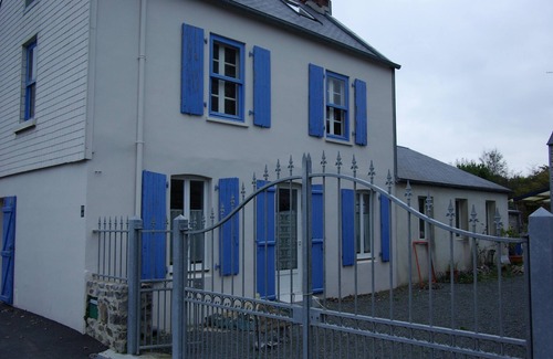 Regnezville-sur-Mer House | La Hune is a light house on the GR223 in the Mt St Michel bay