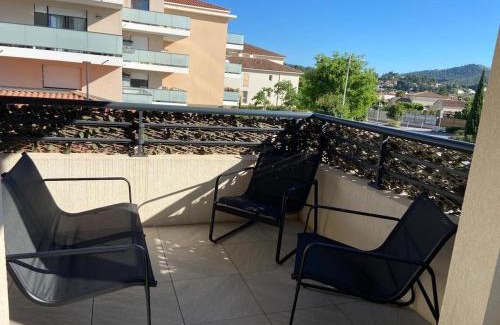 Saint-Cyr-sur-Mer Apartment | La Huperie