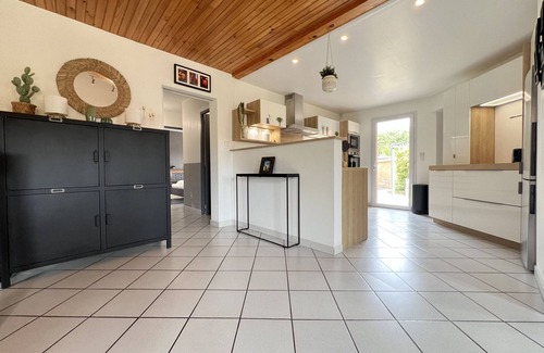 Frouzins Ski Chalet | La Joviale, pretty house with swimming pool & garden
