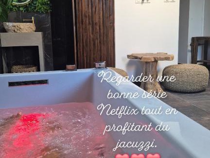 Rognac Hotel | La Jungle Room