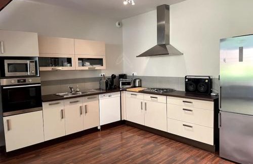 Cambrai Apartment | La Liberté, Loft 90 m2 rénové centre-ville, terrasse amenagee, jeux & parking