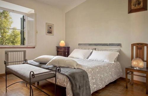 Livorno Apartment | La Luna nel bosco