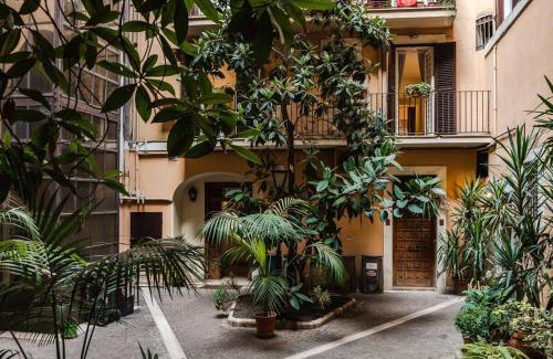 Rione VIII Sant'Eustachio Apartment | La Magnolia A C Balcony Office Piazza Navona Spanish Steps
