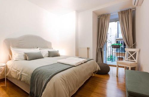 Rione VIII Sant'Eustachio Apartment | La Magnolia A C Balcony Office Piazza Navona Spanish Steps