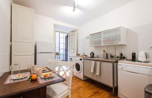 Rione VIII Sant'Eustachio Apartment | La Magnolia A C Balcony Office Piazza Navona Spanish Steps