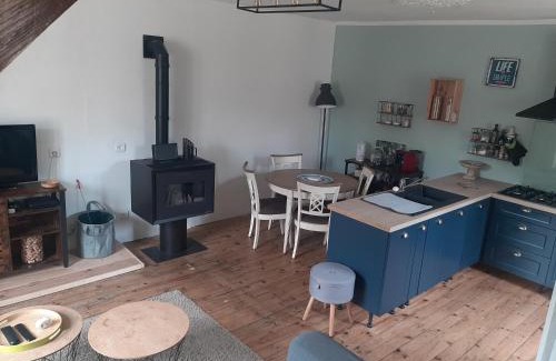 Voutezac House | La maison à la porte bleue