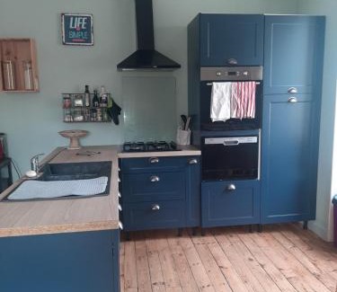 Voutezac House | La maison à la porte bleue