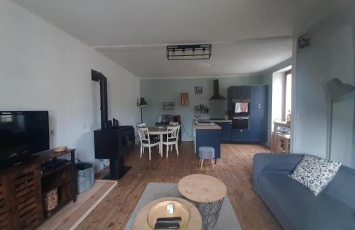 Voutezac House | La maison à la porte bleue