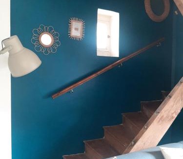 Voutezac House | La maison à la porte bleue