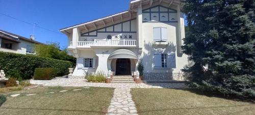 Sainte-Livrade-sur-Lot Villa | La maison basque