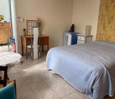 Sauveterre-la-Lemance Bed & Breakfast | La maison bleue