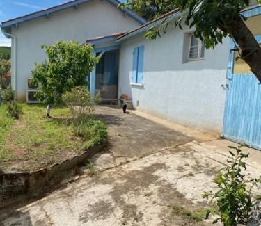 Sauveterre-la-Lemance Bed & Breakfast | La maison bleue