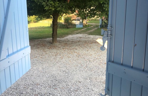 Le Leuy House | LA MAISON BLEUE FAMILIALE: a peaceful place to recharge your batteries, and for children too