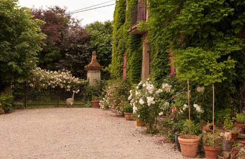 Molas House | La Maison des Roses – Charming retreat in Gascony with heated pool & flower garden